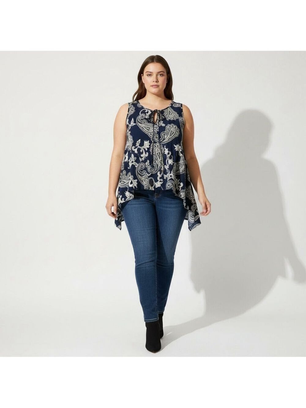 Women Plus SJS Navy Paisley Print Sleeveless Tie Neck Top Size 1X